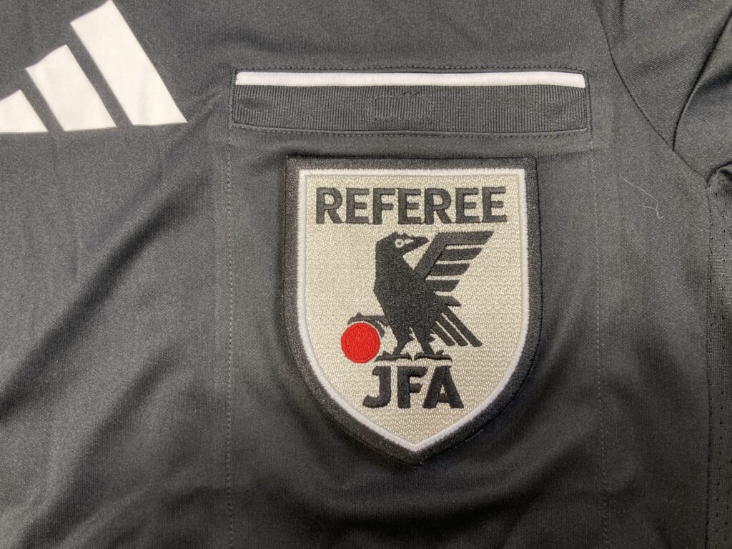 サッカー審判ユニフォームにライセンスワッペンを張り付けた写真