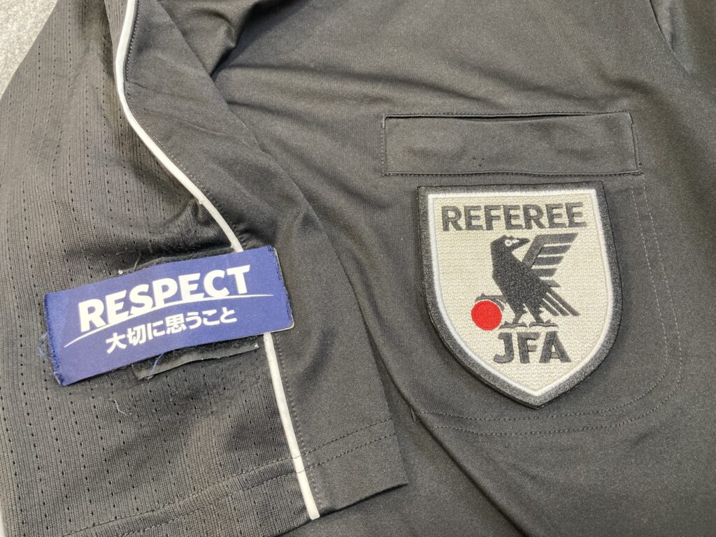 審判ユニフォームにマジックテープを縫い付けてワッペンを張り付けた写真