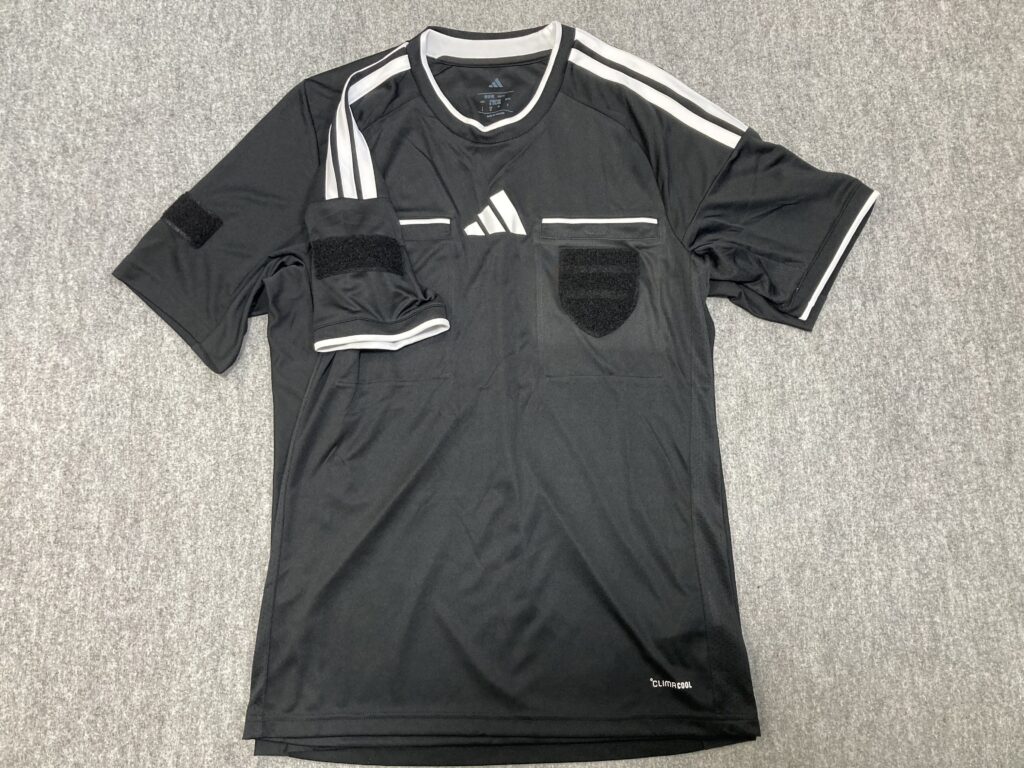 下2024モデル・上2026モデルシャツを重ねて比較した写真