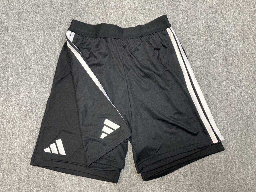 下2024モデル上2026モデルパンツ・重ねて比較した写真